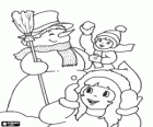 Дети играют с снеговика