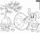 Все готово к прибытию Пасхи, кролик рисует Пасхальное яйцо