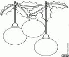 Три рождественских шара висели с холли листья, чтобы украсить рождественские праздники