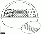Украшенное яйцо и корзина с тремя пасхальными яйцами